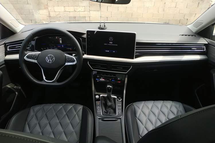 Used Volkswagen Sagitar 2023 200TSI DSG Excellence Edition Center Console