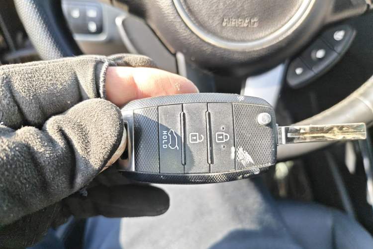 Used Kia Carens 2013 2.0L 7-Seater Automatic Comfort Edition China IV Standard