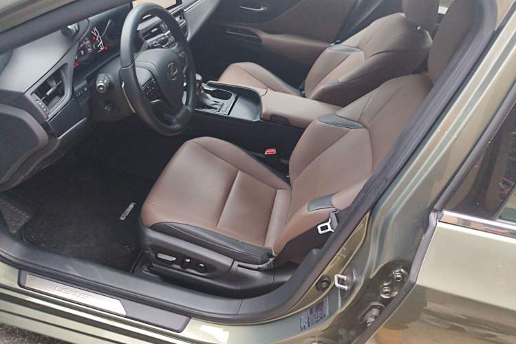 Used Lexus ES 2022 300h Deluxe Edition Left Front Seat