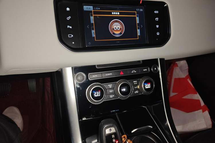 Used Land Rover Range Sport 2016 3.0 SC V6 HSE Audio And AC Panel