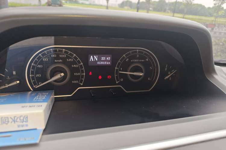 Used SAIC MAXUS Xintu V80 2023 2.0T AMT Classic Aoyuntong Short Wheelbase Mid-Roof 5/6-Seater Instrument Cluster