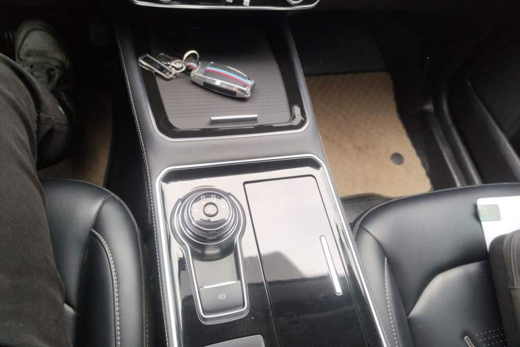 Used Ford Edge 2021 PLUS EcoBoost 245 Two-Wheel-Drive Platinum Edition 5 Seats Gear Lever