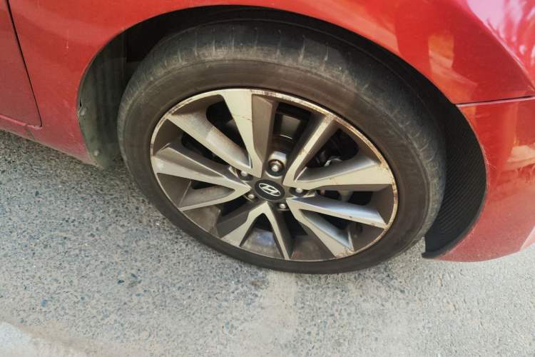 Used Hyundai Elantra (5th Generation / Langdong) 2015 1.6L Automatic Leading Model Right Front Wheel Hub