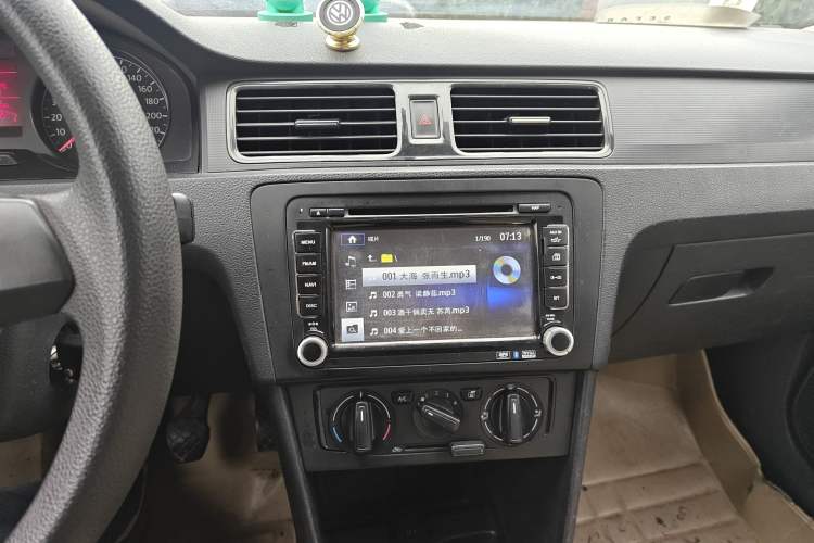 Used Volkswagen Santana 2013 1.6L Manual Fashion Edition Audio And AC Panel