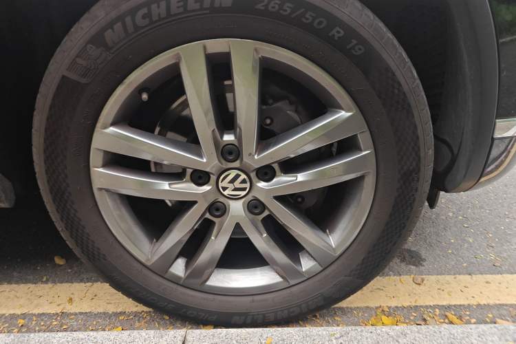 Used Volkswagen Touareg 2018 3.0 TSI Glory Collection Edition Right Front Wheel Hub