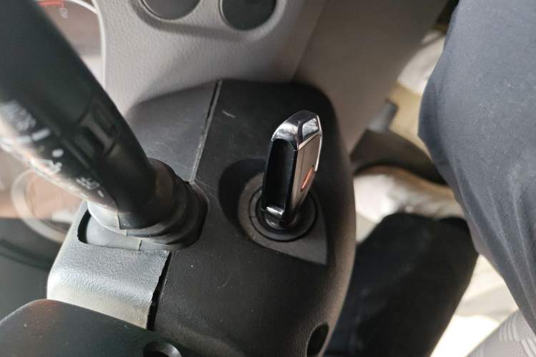 Used Dongfeng Yufeng 2014 2.5T YuliBao Logistics Vehicle Standard Features Include Short Wheelbase with Mid-Roof ZD25