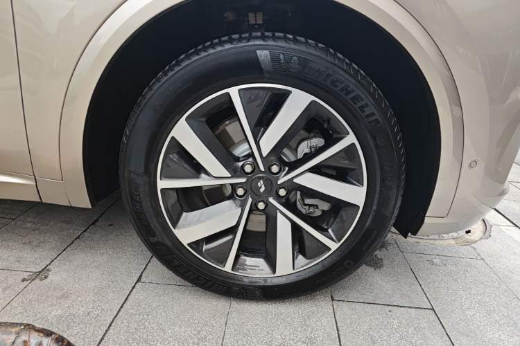 Used Li Auto L8 2023 Pro Model Right Front Wheel Hub