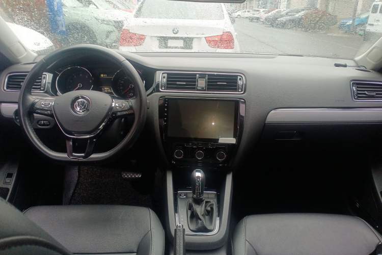 Used Volkswagen Sagitar 2017 230TSI Automatic Comfort Version