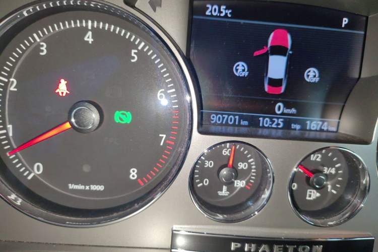 Used Volkswagen Phaeton 2012 3.0L Business Edition Odometer Close Up