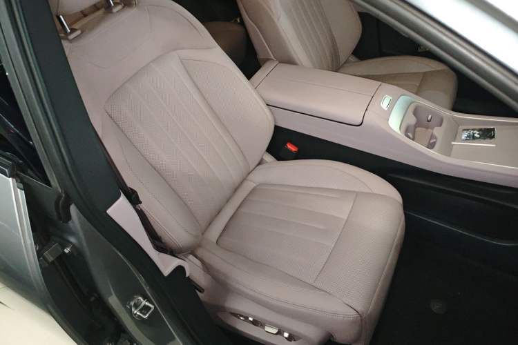 Used ONVO L60 2024 60 kWh Rear-Drive Version Right Front Seat