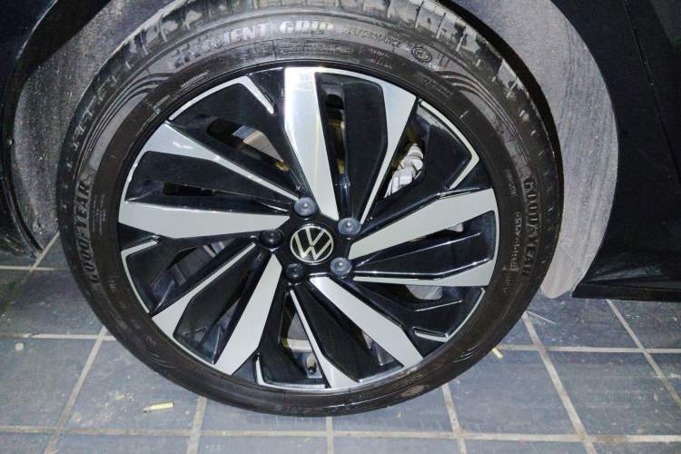 Used Volkswagen Passat 2024 380TSI Dragon Glory Edition Right Rear Wheel Hub