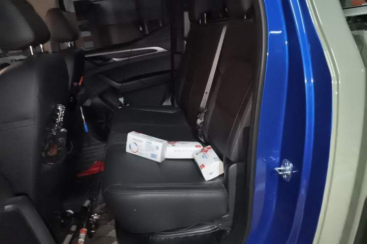 Used SAIC MAXUS T60 2017 2.0T Gasoline Automatic 4x4 High-Ride Elite Standard Cabin Left Rear Seat