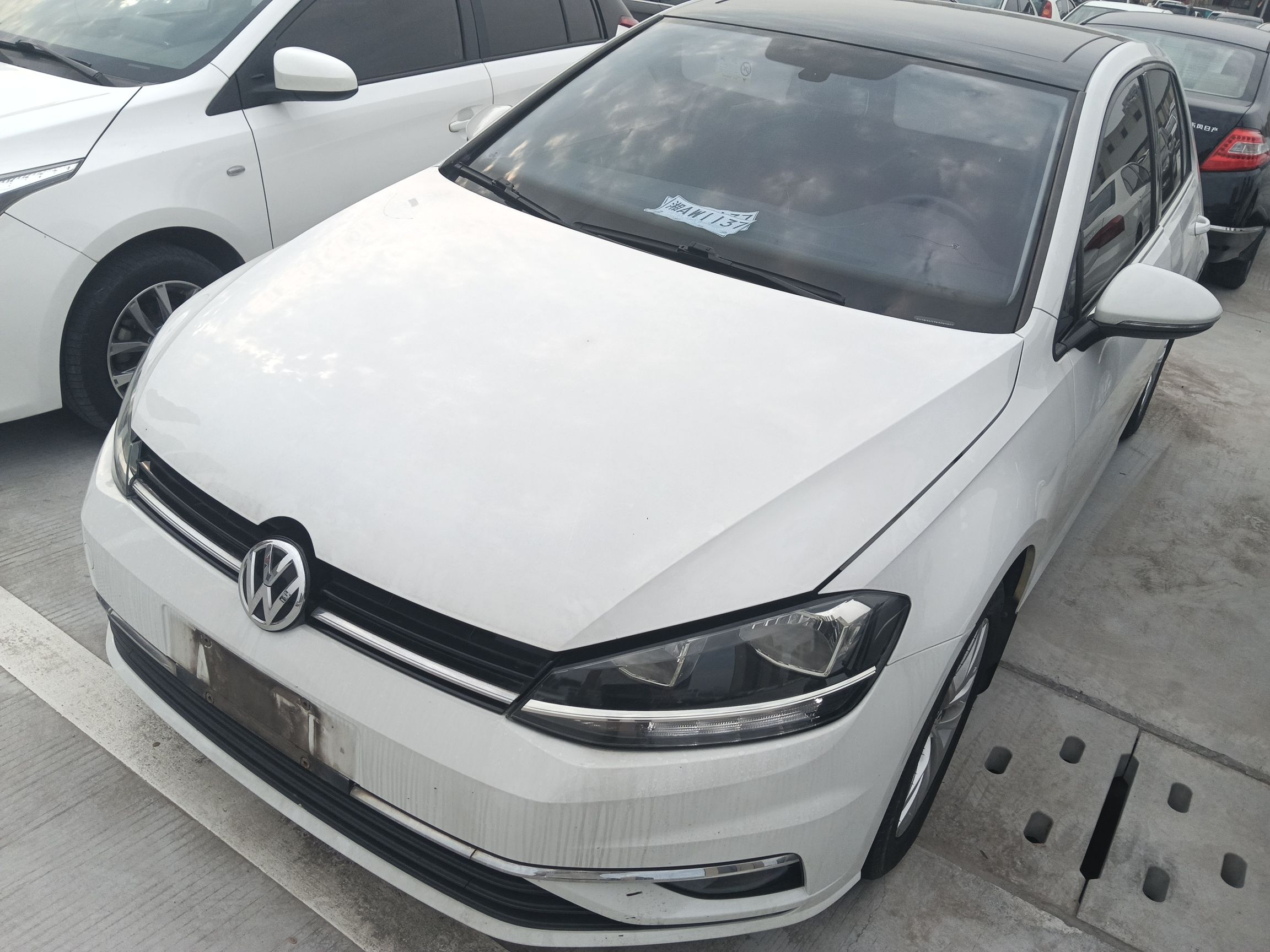 تحت مقدمة السيارة