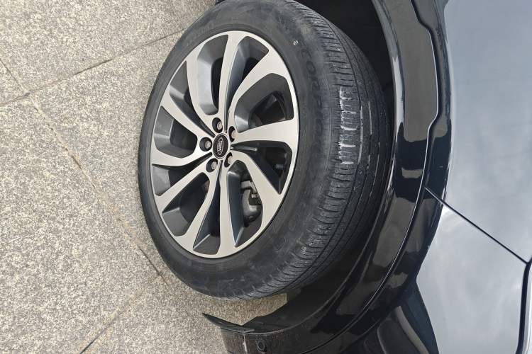 Used Land Rover Discovery Sport 2023 249 PS R-Dynamic SE Performance Tech Edition Right Front Wheel Hub