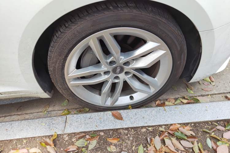 Used Audi A5 2019 Sportback 45 TFSI Fashion Model Right Front Wheel Hub