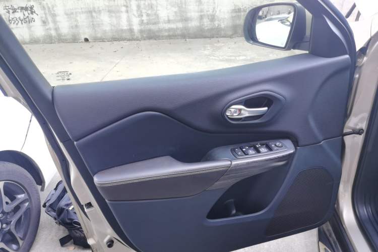 Used Jeep Cherokee 2017 2.4L Leading Smart Edition
