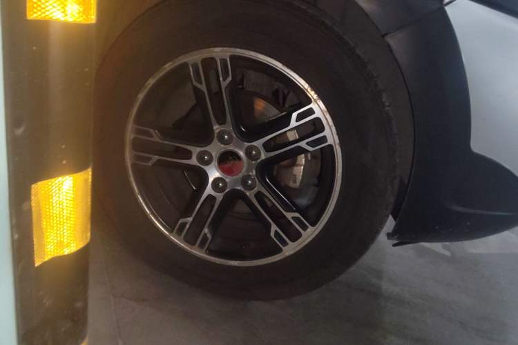 Used FORTHING Joyear SUV 2012 1.6L Luxury Model Right Front Wheel Hub