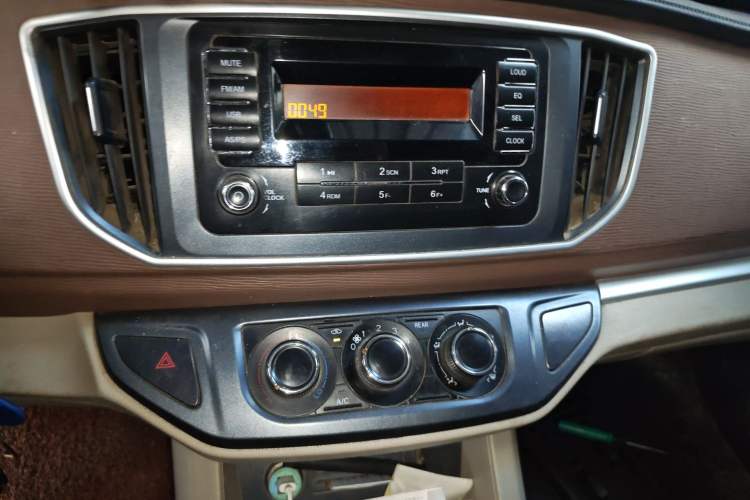 Used FORTHING Lingzhi 2019 Facelifted M5L 1.6L 7-Seater Base Model China VI Standard Audio And AC Panel