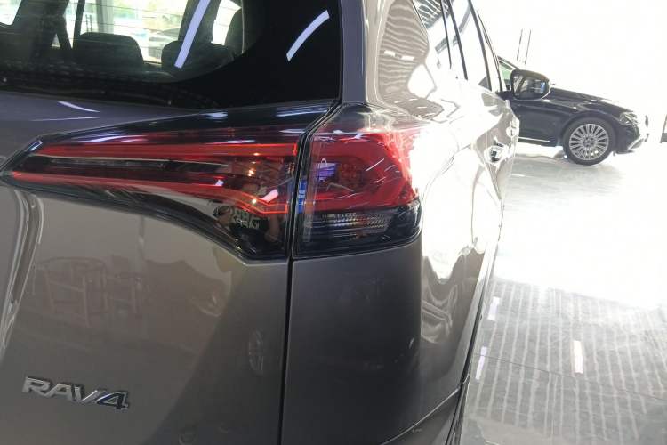 Used Toyota RAV4 2016 2.0L CVT Two-Wheel Drive Fashion Edition China V Standard Right Rear Taillight