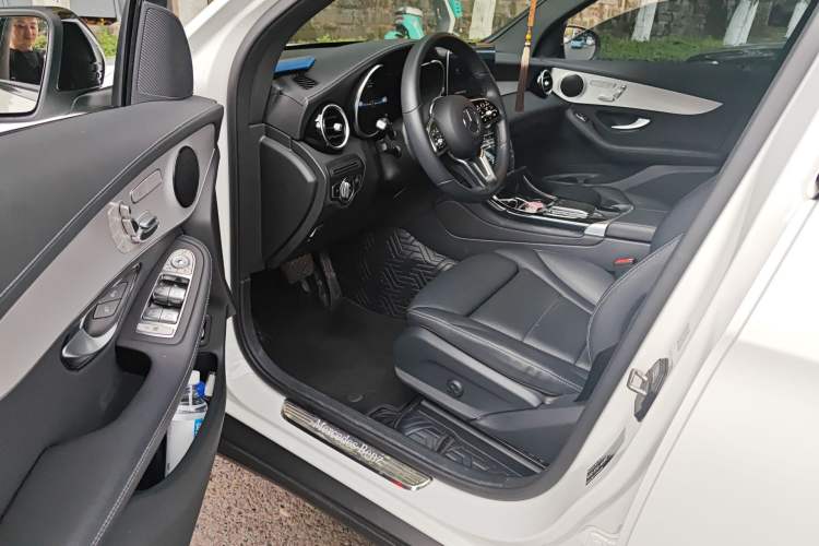 Used Mercedes-Benz GLC Coupe 2023 Refreshed GLC 260 4MATIC Coupe SUV Driver Seat