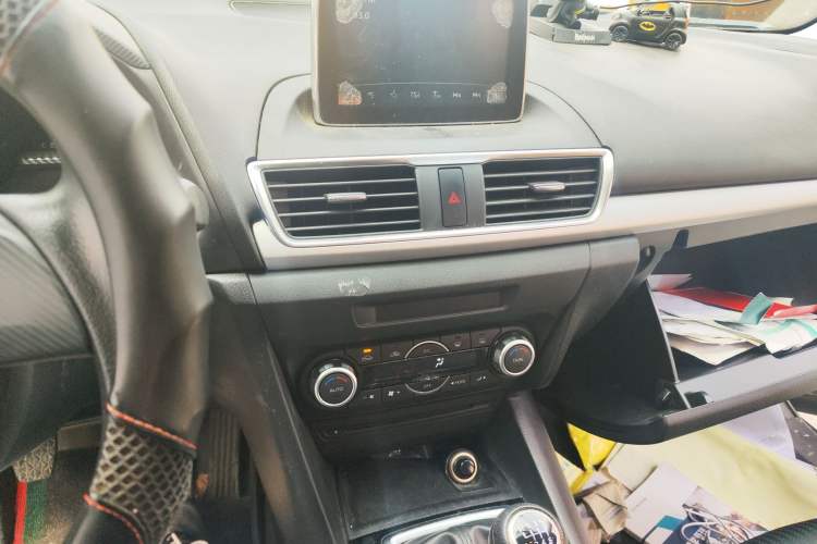 Used Mazda 3 Axela 2016 Sedan 1.5L Manual Luxury Model
