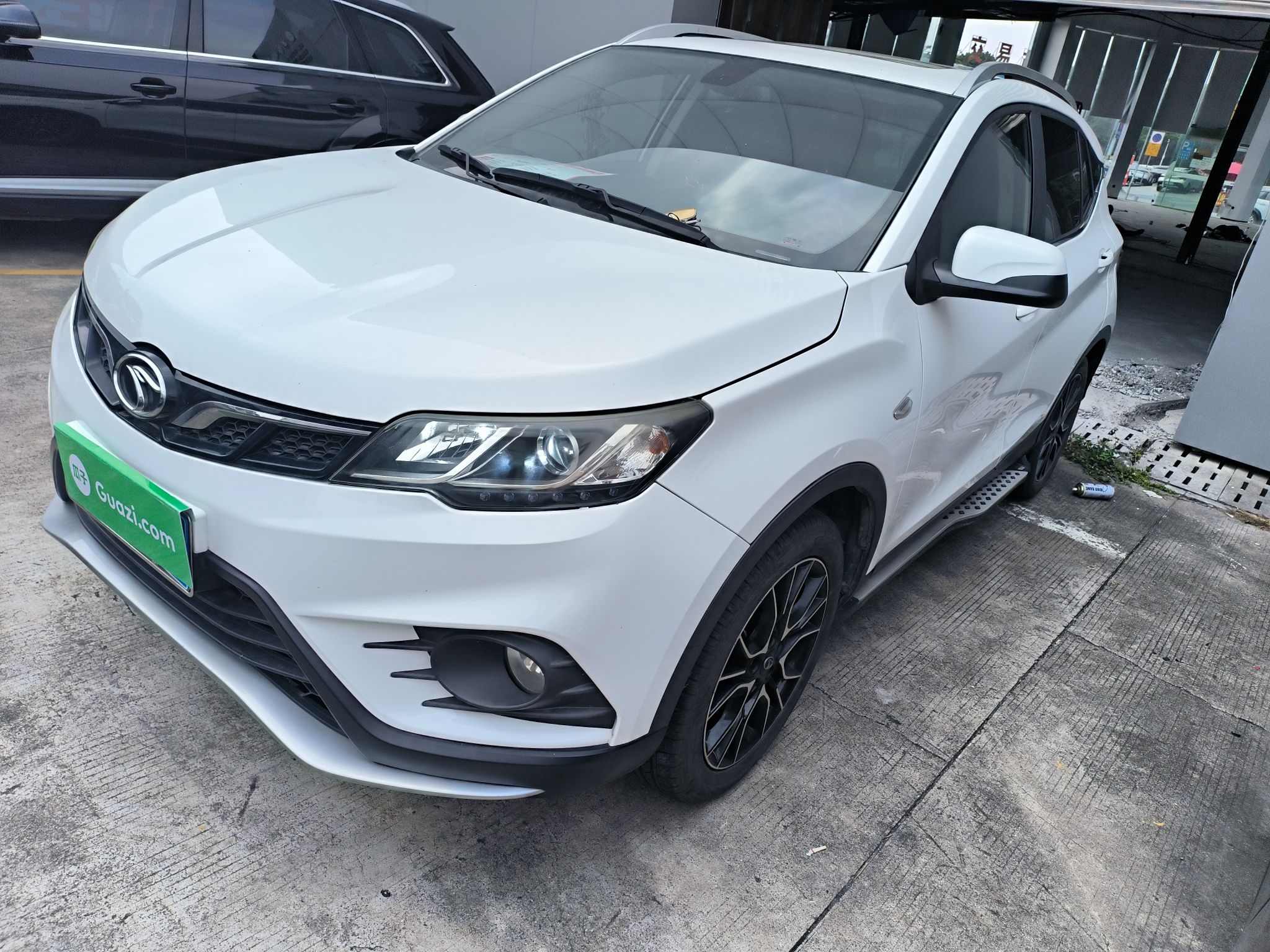 Под передней частью автомобиля