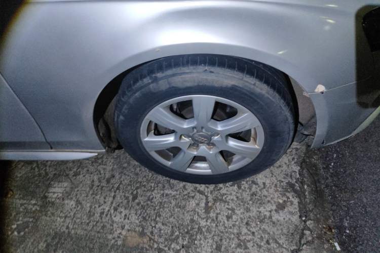 Used Audi A4L 2012 2.0 TFSI automatic standard version Right Front Wheel Hub