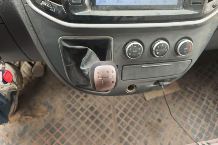 Used SAIC MAXUS Xintu V80 2019 2.5T Classic Edition 6-Speed Manual – Aoyuntong Modified Version Short Wheelbase Mid-Height Roof 5/6 Seats
