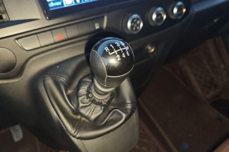 Used JMC Fushun 2023 2.0T Manual Short-Wheelbase Mid-Top Commercial Multi-Purpose 6-Seater Passenger Vehicle