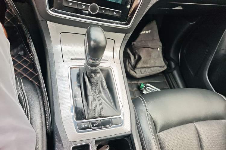 Used Roewe RX5 2016 20T Two-Wheel Drive Automatic Internet Smart Edition Gear Lever