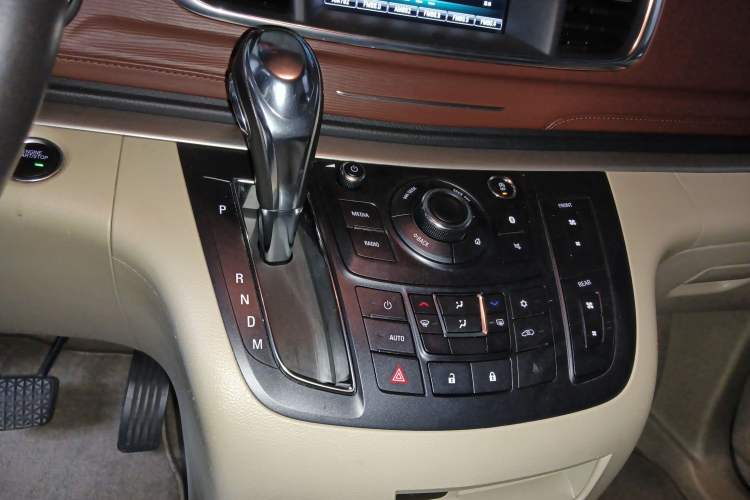 Used Buick GL8 2018 28T Luxury Model China VI Standard Gear Lever