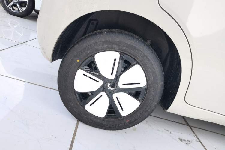 Used Wuling Hongguang MINIEV 2025 Four-Door Version Advanced Edition Right Rear Wheel Hub