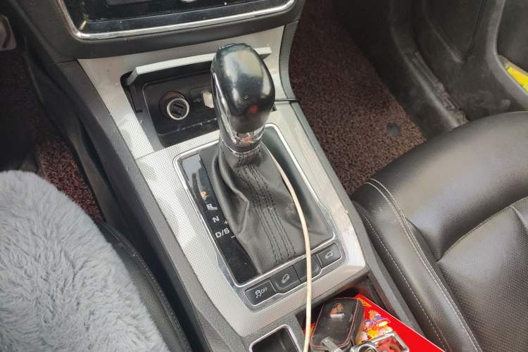 Used Roewe RX5 2016 30T Two-Wheel Drive Automatic Internet Smart Edition
