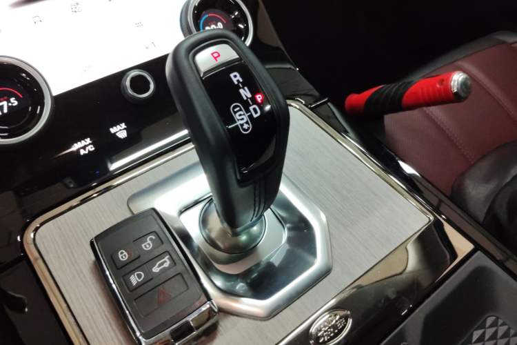 Used Land Rover Range Evoque 2022 Facelifted Aurora L 249 PS R-Dynamic Luxury Edition Gear Lever