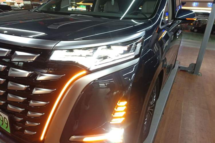 Used Denza D9 2022 DM-i 1040 Prestige Model
