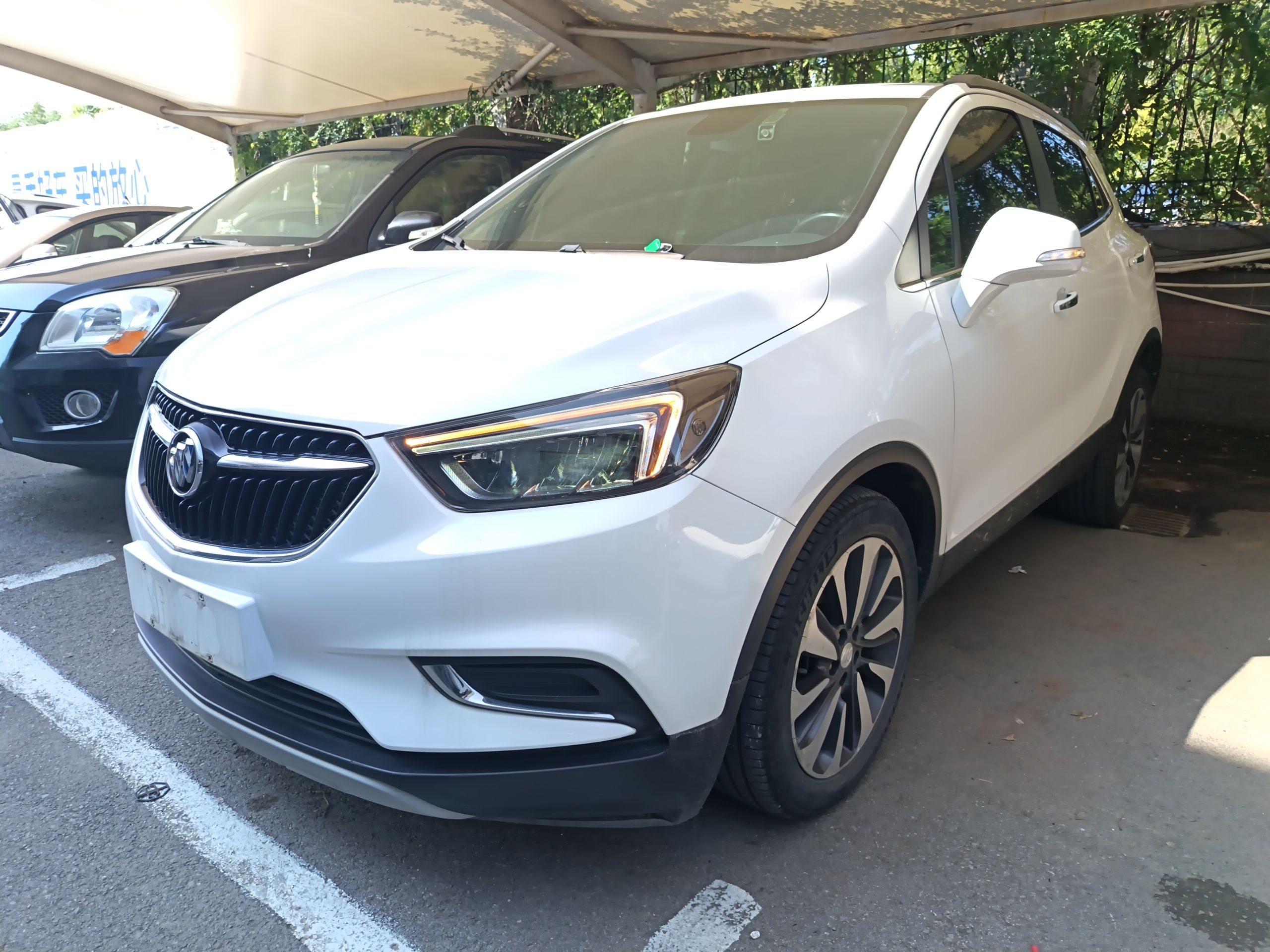 Под передней частью автомобиля