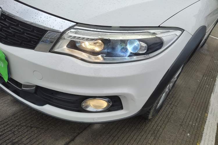 Used Qoros 3 2016 Urban SUV 1.6T Automatic Zhiyue Model Left Front Headlight