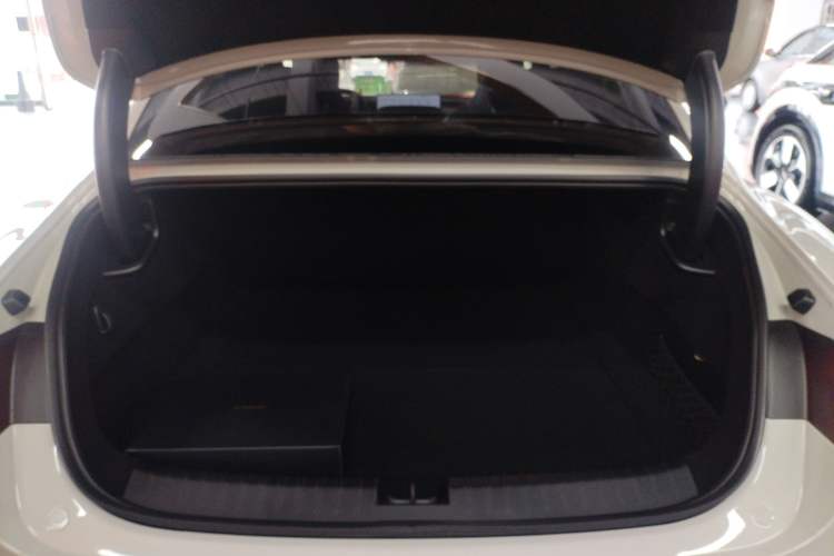 Used Xiaomi Auto SU7 2026 Model Standard Edition Trunk