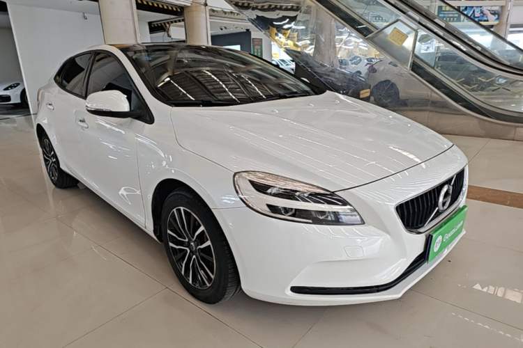 Used Volvo V40 2017 T3 Zhiyi Edition Front Right 45 Deg