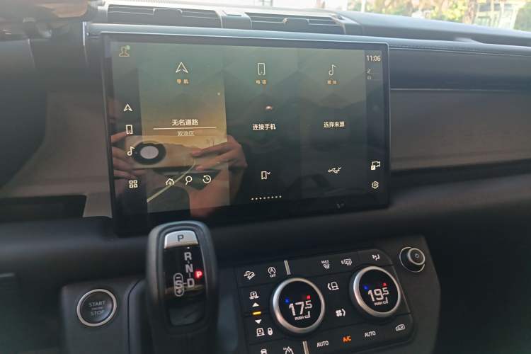 Used Land Rover Defender 2022 90 2.0T P300 X-DYNAMIC HSE Audio And AC Panel