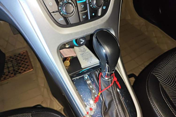 Used Buick GT 2013 XT 1.6L Automatic Fashion Edition Gear Lever