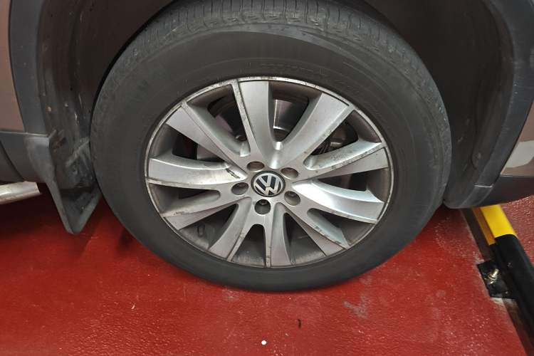 Used Volkswagen Tiguan 2013 1.8TSI Automatic Two-Wheel Drive Luxury Model Right Front Wheel Hub