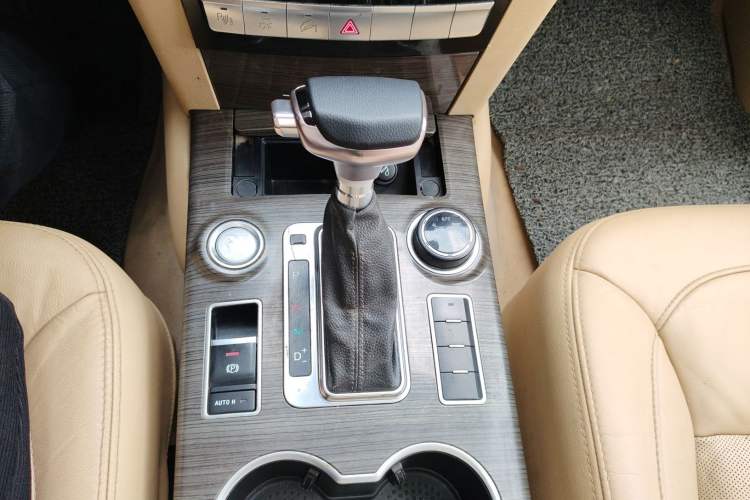 Used Haval H9 2015 2.0T Four-Wheel Drive Luxury 7-Seater Gear Lever