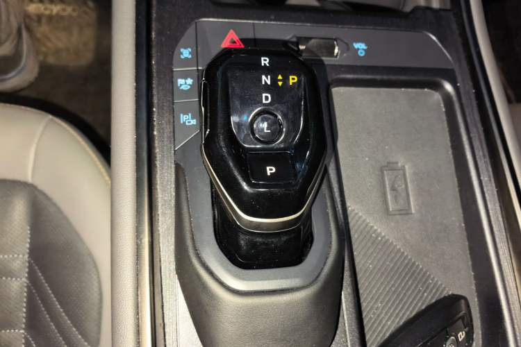 Used Ford Edge 2023 Edge L 2.0T EcoBoost E-Hybrid Four-Wheel Drive Seven-Seat Supreme Model Gear Lever