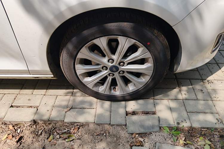 Used Ford Escort 2015 1.5L Automatic Fashion Model Right Front Wheel Hub