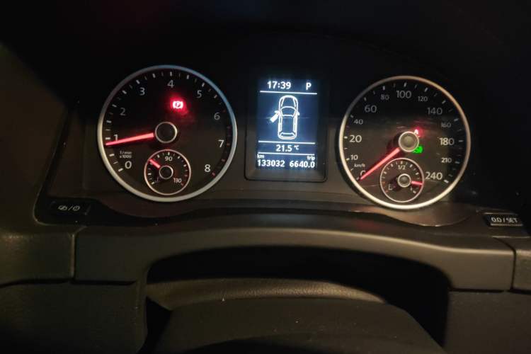 Used Volkswagen Tiguan 2015 1.8TSI Automatic Two-Wheel Drive Trend Edition Odometer Close Up