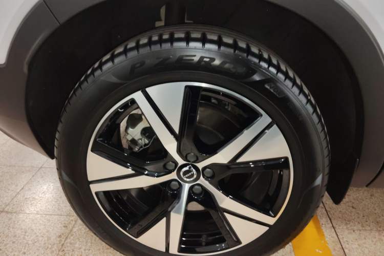 Used Volvo XC40 New Energy 2022 Four-Wheel Drive High-Performance Version Right Rear Wheel Hub