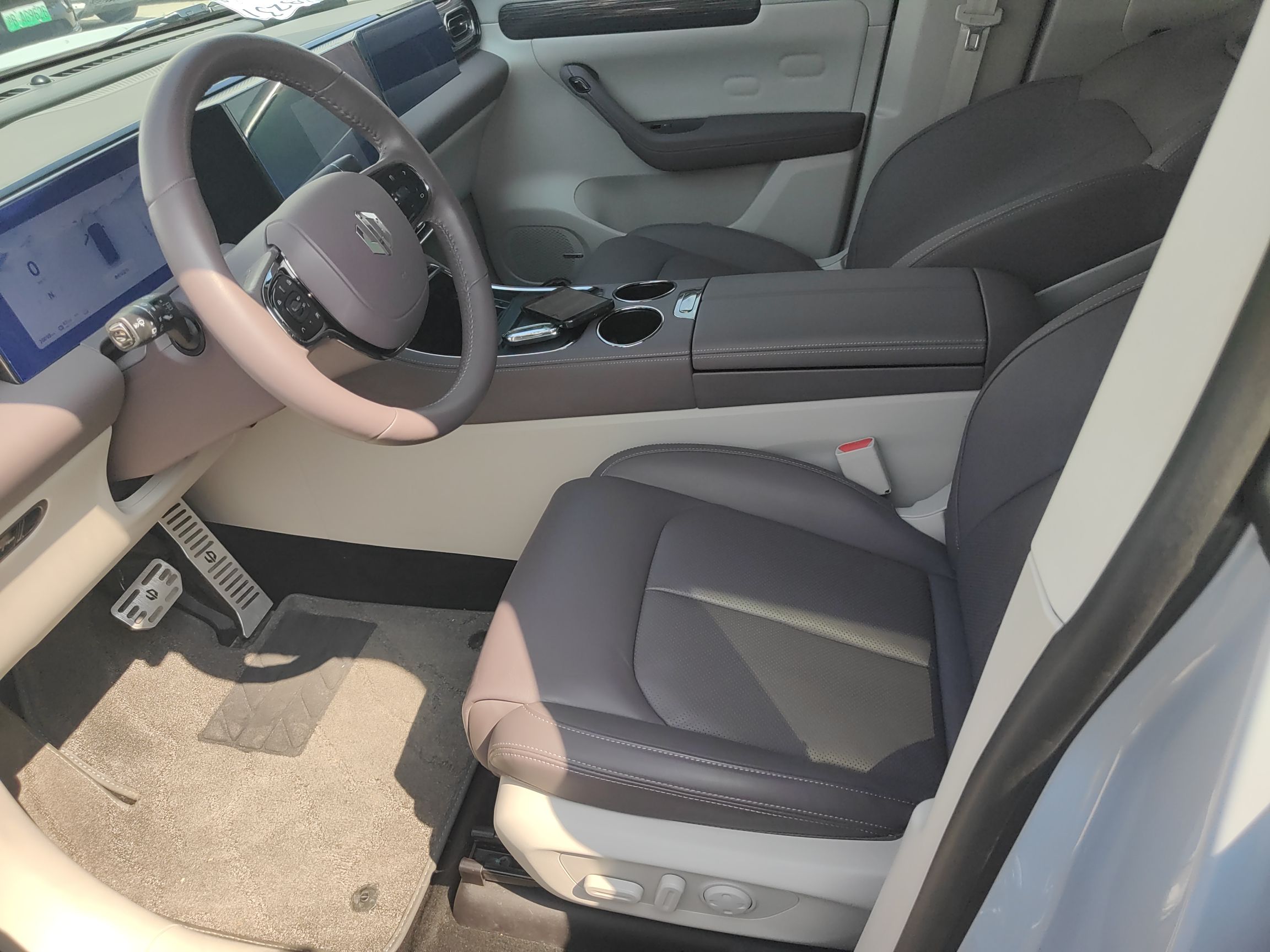 المقاعد الأمامية داخل السيارة