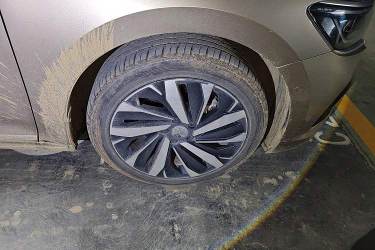 Used Volkswagen Passat 2022 330TSI Luxury Edition Right Front Wheel Hub