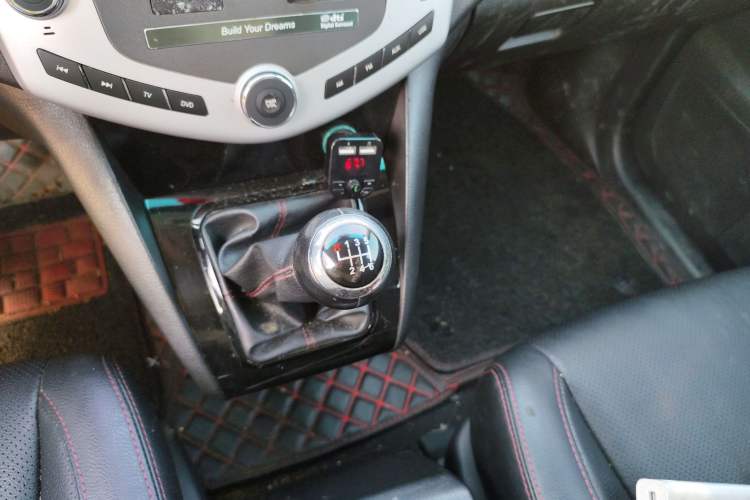 Used BYD S6 2014 1.5TI Manual Luxury 5-Seater Gear Lever